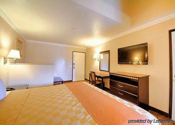 Econo & Downtown Hotel 2*